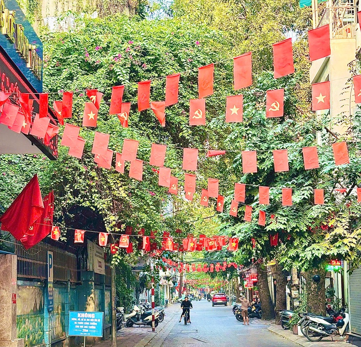 Phường Bạch Mai tổ chức các hoạt động trang trí, tuyên truyền chào mừng Đại hội đại biểu toàn quốc lần thứ XIV của Đảng; Chào năm mới 2026- Ảnh 9.