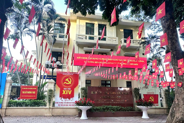 PHƯỜNG BA ĐÌNH RỰC RỠ CỜ, HOA CHÀO MỪNG ĐẠI HỘI ĐẠI BIỂU TOÀN QUỐC LẦN THỨ XIV CỦA ĐẢNG- Ảnh 1.