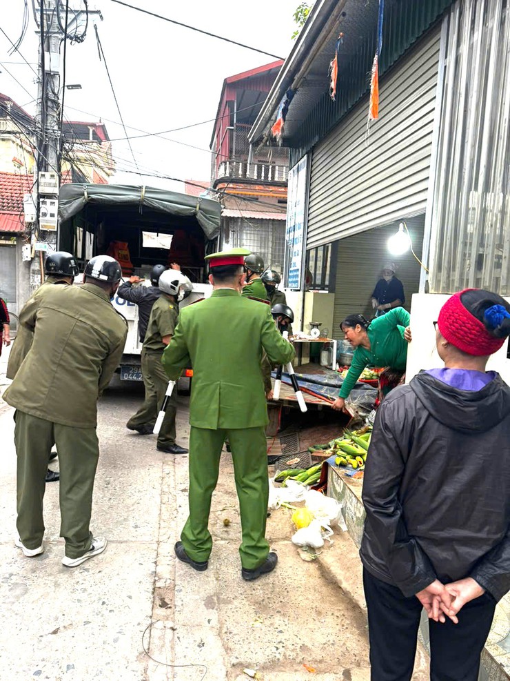 Đại Xuyên quyết liệt xóa bỏ chợ cóc, chợ tạm – lập lại trật tự đô thị trên địa bàn xã- Ảnh 2.