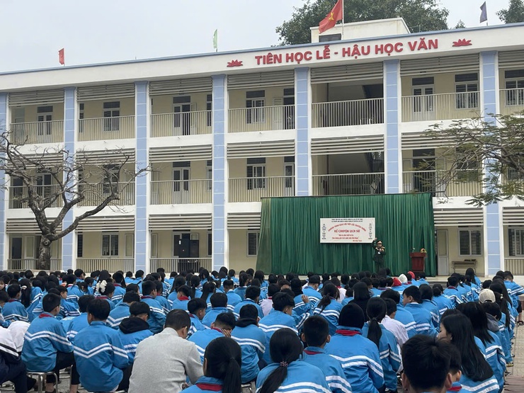 Trường THCS Đông Phương Yên sơ kết học kỳ I, giao lưu kể chuyện lịch sử truyền thống- Ảnh 2.