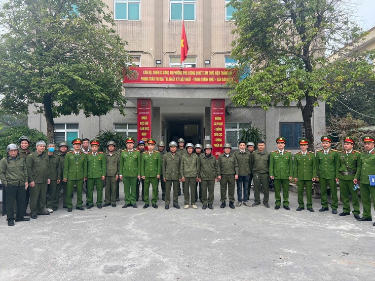 Công an phường Phú Lương ra quân đảm bảo trật tự đô thị, TTCC, TTATGT- Ảnh 1.