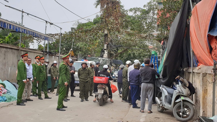 Công an phường Phú Lương ra quân đảm bảo trật tự đô thị, TTCC, TTATGT- Ảnh 2.