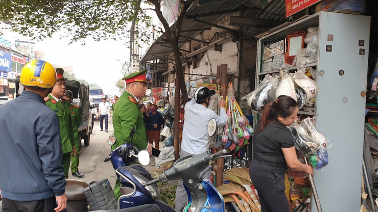 Công an phường Phú Lương ra quân đảm bảo trật tự đô thị, TTCC, TTATGT- Ảnh 3.