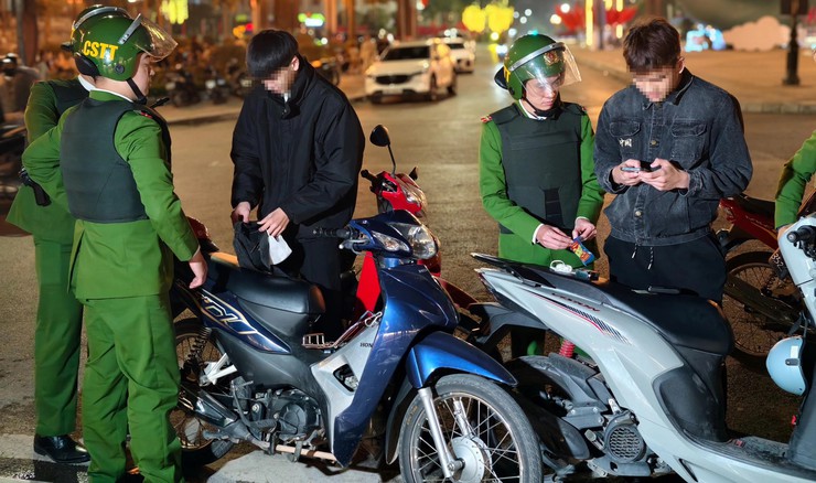 Công an Hà Nội tuần tra xuyên đêm, bảo vệ tuyệt đối an ninh phục vụ Đại hội XIV của Đảng- Ảnh 9.