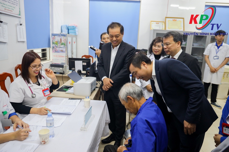 UBND xã Kiều Phú phối hợp Học viện Y - Dược học cổ truyền Việt Nam Khai mạc Chương trình khám bệnh và tư vấn sức khỏe miễn phí cho các đối tượng chính sách trên địa bàn- Ảnh 8.