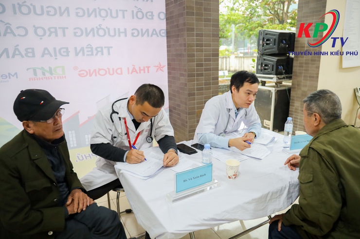 UBND xã Kiều Phú phối hợp Học viện Y - Dược học cổ truyền Việt Nam Khai mạc Chương trình khám bệnh và tư vấn sức khỏe miễn phí cho các đối tượng chính sách trên địa bàn- Ảnh 15.