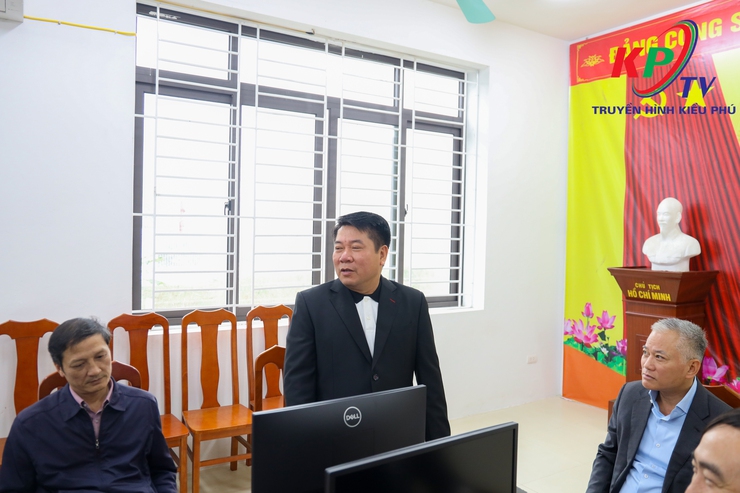 Đồng chí Đôn Tuấn Phong trao tặng máy tính cho Trung tâm Dịch vụ Tổng hợp xã Kiều Phú- Ảnh 6.