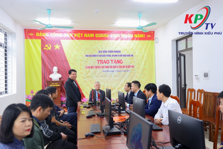 Đồng chí Đôn Tuấn Phong trao tặng máy tính cho Trung tâm Dịch vụ Tổng hợp xã Kiều Phú- Ảnh 1.