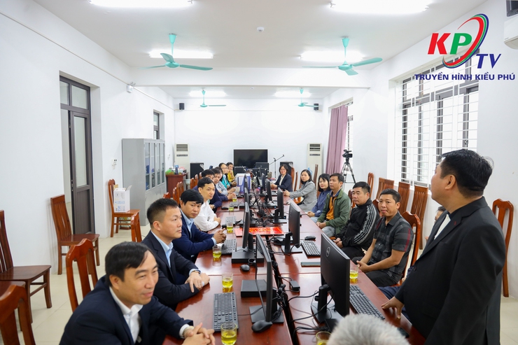 Đồng chí Đôn Tuấn Phong trao tặng máy tính cho Trung tâm Dịch vụ Tổng hợp xã Kiều Phú- Ảnh 2.