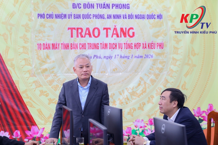 Đồng chí Đôn Tuấn Phong trao tặng máy tính cho Trung tâm Dịch vụ Tổng hợp xã Kiều Phú- Ảnh 3.