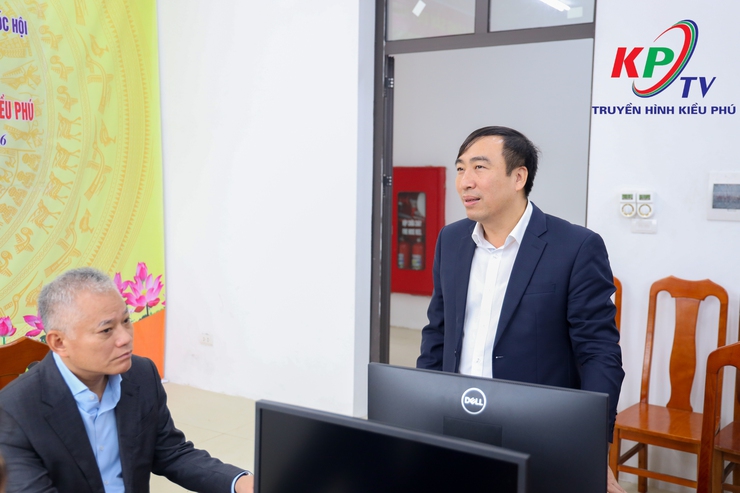 Đồng chí Đôn Tuấn Phong trao tặng máy tính cho Trung tâm Dịch vụ Tổng hợp xã Kiều Phú- Ảnh 5.