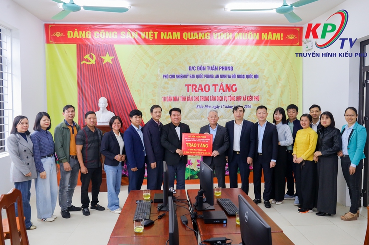 Đồng chí Đôn Tuấn Phong trao tặng máy tính cho Trung tâm Dịch vụ Tổng hợp xã Kiều Phú- Ảnh 4.