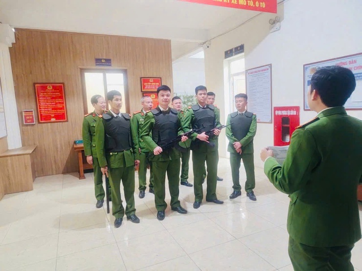 CÔNG AN XÃ HÒA LẠC TRIỂN KHAI TUẦN TRA VŨ TRANG XUYÊN ĐÊM, GIỮ VỮNG AN NINH, TRẬT TỰ PHỤC VỤ ĐẠI HỘI XIV CỦA ĐẢNG- Ảnh 1.