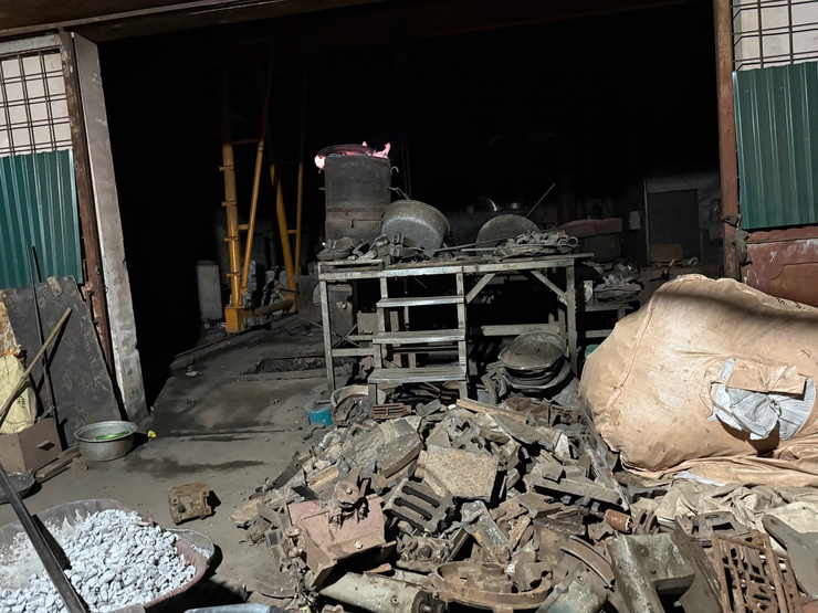 Phát hiện cơ sở đúc nhôm, gang trái phép tại xã Thư Lâm- Ảnh 4.