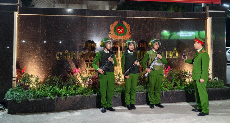 Công an Hà Nội tuần tra xuyên đêm, bảo vệ tuyệt đối an ninh phục vụ Đại hội XIV của Đảng- Ảnh 4.