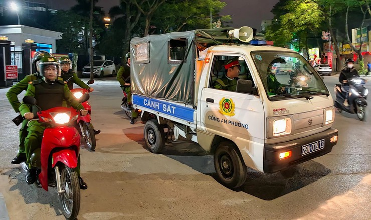 Công an Hà Nội tuần tra xuyên đêm, bảo vệ tuyệt đối an ninh phục vụ Đại hội XIV của Đảng- Ảnh 5.