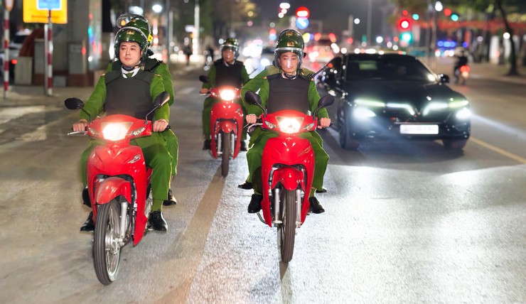 Công an Hà Nội tuần tra xuyên đêm, bảo vệ tuyệt đối an ninh phục vụ Đại hội XIV của Đảng- Ảnh 6.