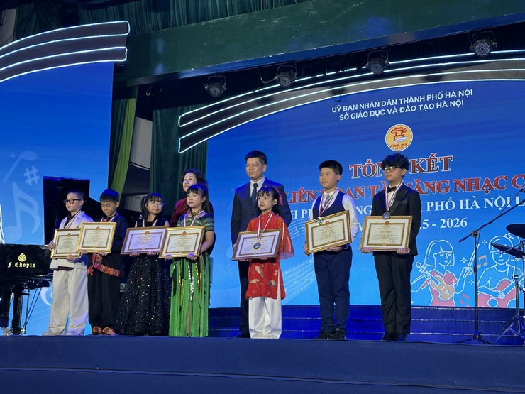 Học sinh Lê Tấn Tài - Lớp 5B xuất sắc đạt Huy chương Vàng Liên hoan tài năng nhạc cụ Thủ đô lần thứ I- Ảnh 4.