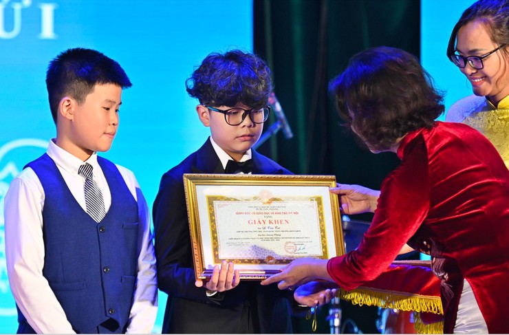 Học sinh Lê Tấn Tài - Lớp 5B xuất sắc đạt Huy chương Vàng Liên hoan tài năng nhạc cụ Thủ đô lần thứ I- Ảnh 1.