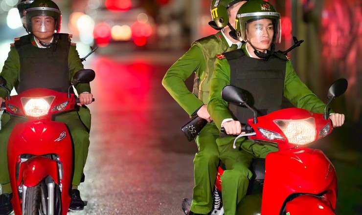 Công an Hà Nội tuần tra xuyên đêm, bảo vệ tuyệt đối an ninh phục vụ Đại hội XIV của Đảng- Ảnh 7.