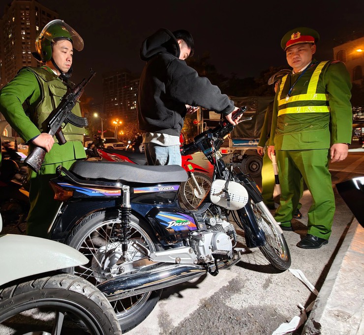 Công an Hà Nội tuần tra xuyên đêm, bảo vệ tuyệt đối an ninh phục vụ Đại hội XIV của Đảng- Ảnh 8.