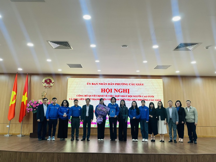 Phường Cầu Giấy tổ chức Hội nghị công bố và trao Quyết định về công tác cán bộ Hội Người cao tuổi và Hội Liên hiệp Thanh niên Việt Nam- Ảnh 3.