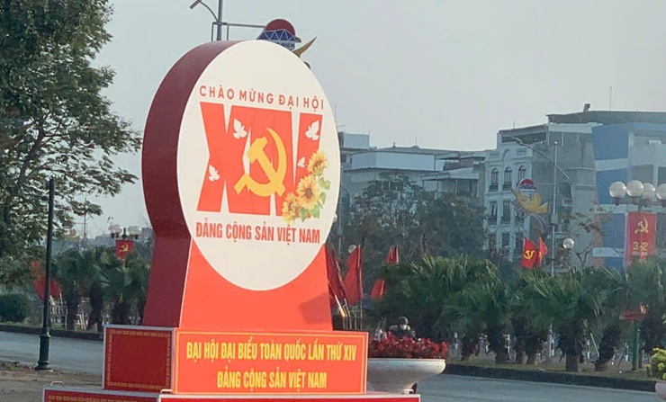 Triển khai công tác tuyên truyền trực quan chào mừng Đại hội đại biểu toàn quốc lần thứ XIV của Đảng và Tết Nguyên đán 2026 tại phường Việt Hưng.- Ảnh 1.