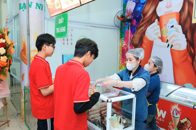 Phường Việt Hưng ra mắt mô hình “Smart Canteen - Căng tin thông minh, an toàn thực phẩm”- Ảnh 8.