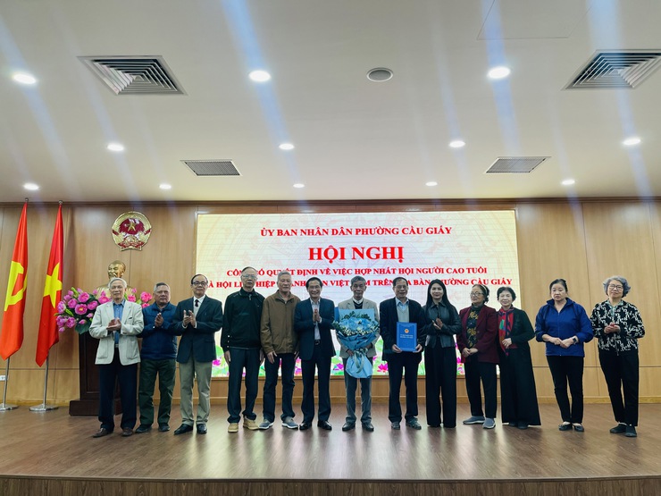 Phường Cầu Giấy tổ chức Hội nghị công bố và trao Quyết định về công tác cán bộ Hội Người cao tuổi và Hội Liên hiệp Thanh niên Việt Nam- Ảnh 2.