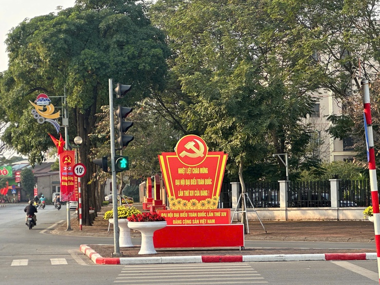 Triển khai công tác tuyên truyền trực quan chào mừng Đại hội đại biểu toàn quốc lần thứ XIV của Đảng và Tết Nguyên đán 2026 tại phường Việt Hưng.- Ảnh 2.