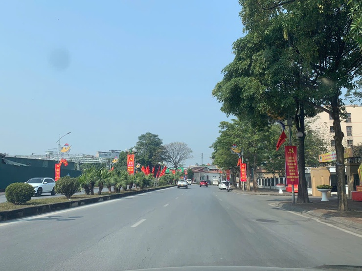 Triển khai công tác tuyên truyền trực quan chào mừng Đại hội đại biểu toàn quốc lần thứ XIV của Đảng và Tết Nguyên đán 2026 tại phường Việt Hưng.- Ảnh 3.