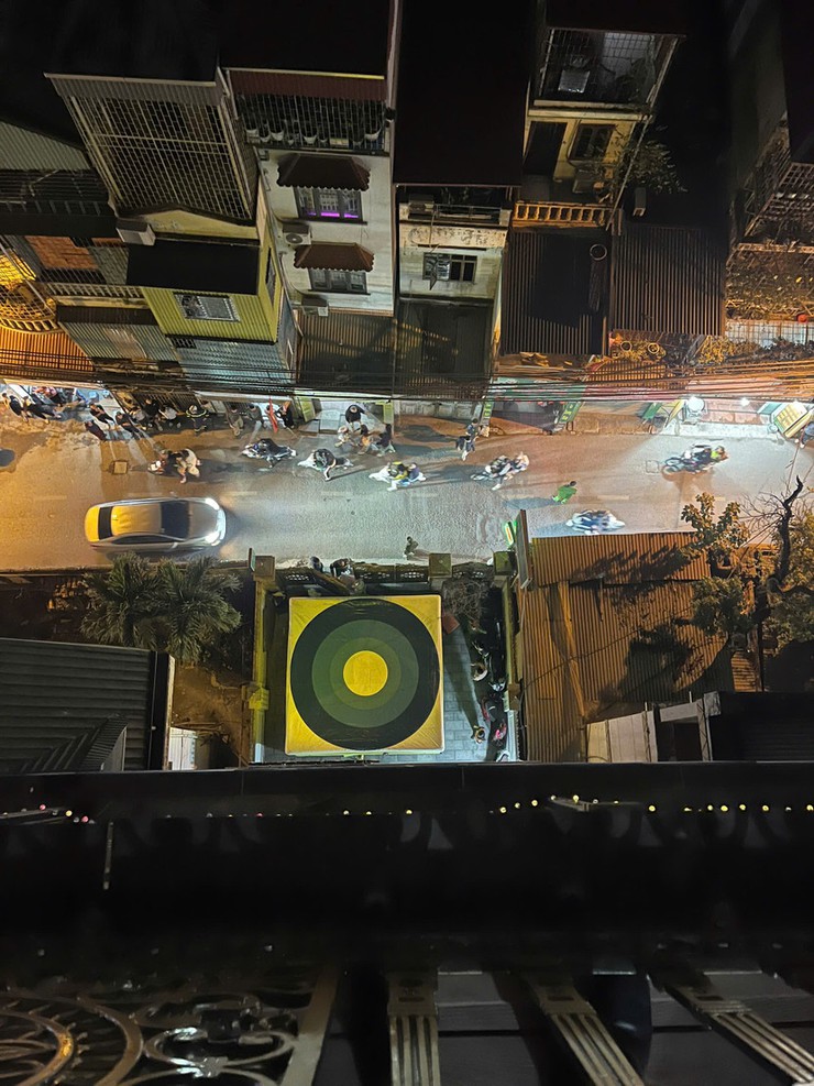 Kịp thời giải cứu cô gái trẻ “chênh vênh” trên tầng 9
- Ảnh 2.