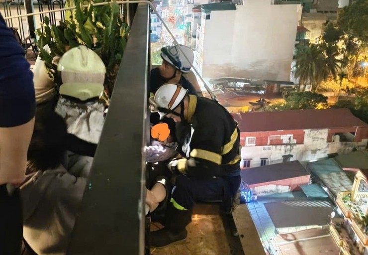 Kịp thời giải cứu cô gái trẻ “chênh vênh” trên tầng 9
- Ảnh 1.