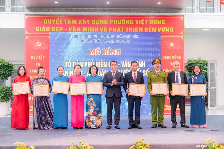 Phường Việt Hưng ra mắt mô hình điểm “Tổ dân phố Hiện đại - Văn minh - An ninh - An toàn - Chuyển đổi số” chào mừng đại hội đại biểu toàn quốc lần thứ XIV của Đảng- Ảnh 7.