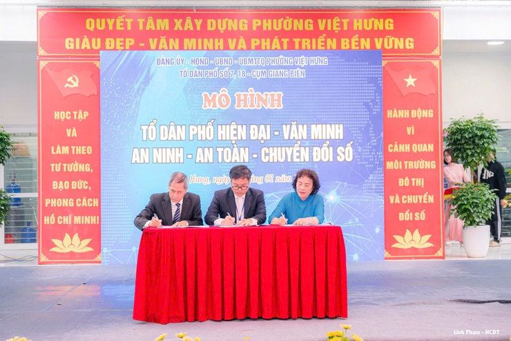 Phường Việt Hưng ra mắt mô hình điểm “Tổ dân phố Hiện đại - Văn minh - An ninh - An toàn - Chuyển đổi số” chào mừng đại hội đại biểu toàn quốc lần thứ XIV của Đảng- Ảnh 10.
