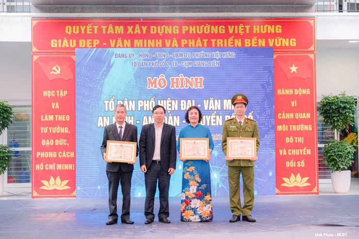 Phường Việt Hưng ra mắt mô hình điểm “Tổ dân phố Hiện đại - Văn minh - An ninh - An toàn - Chuyển đổi số” chào mừng đại hội đại biểu toàn quốc lần thứ XIV của Đảng- Ảnh 6.