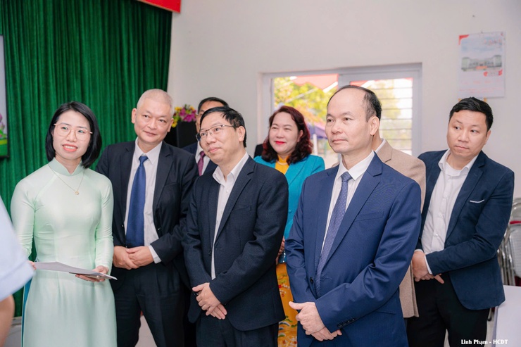 Phường Việt Hưng ra mắt mô hình điểm “Tổ dân phố Hiện đại - Văn minh - An ninh - An toàn - Chuyển đổi số” chào mừng đại hội đại biểu toàn quốc lần thứ XIV của Đảng- Ảnh 4.