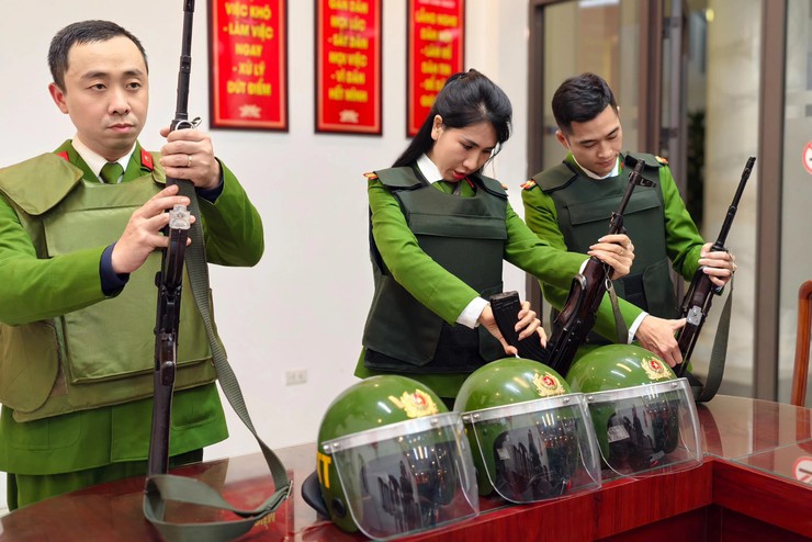 Công an Hà Nội tuần tra xuyên đêm, bảo vệ tuyệt đối an ninh phục vụ Đại hội XIV của Đảng- Ảnh 2.