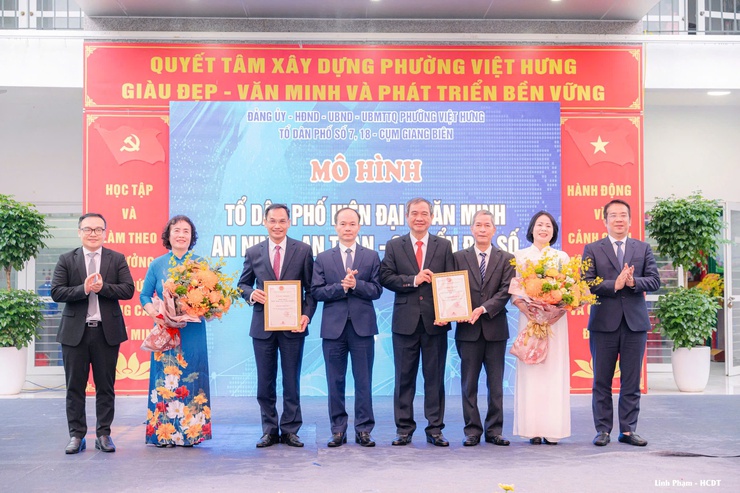 Phường Việt Hưng ra mắt mô hình điểm “Tổ dân phố Hiện đại - Văn minh - An ninh - An toàn - Chuyển đổi số” chào mừng đại hội đại biểu toàn quốc lần thứ XIV của Đảng- Ảnh 5.