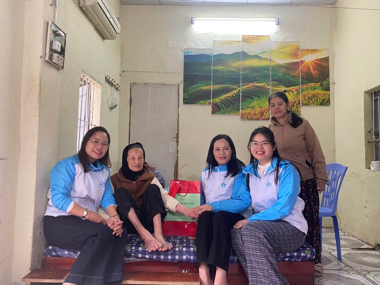 HỘI LHPN XÃ SÓC SƠN TỔ CHỨC THĂM, TẶNG QUÀ NỮ ĐẢNG VIÊN CAO TUỔI ĐẢNG NHÂN KỶ NIỆM 96 NĂM NGÀY THÀNH LẬP ĐẢNG CỘNG SẢN VIỆT NAM VÀ CHÀO MỪNG ĐẠI HỘI ĐẠI BIỂU TOÀN QUỐC LẦN THỨ XIV CỦA ĐẢNG! - Ảnh 3.