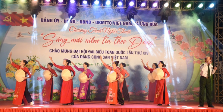 ỨNG HOÀ: SÔI NỔI CHƯƠNG TRÌNH VĂN NGHỆ "SÁNG MÃI NIỀM TIN THEO ĐẢNG".- Ảnh 11.