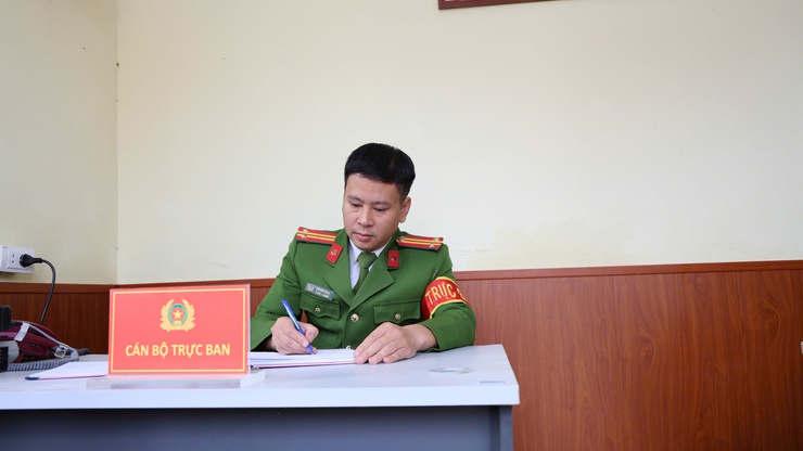 Cán bộ, chiến sĩ Công an xã Tam Hưng thi đua lập thành tích chào mừng Đại hội XIV của Đảng- Ảnh 2.