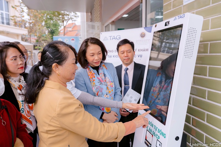 Phường Long Biên ra mắt mô hình Trạm Y tế chuyển đổi số toàn diện- Ảnh 8.