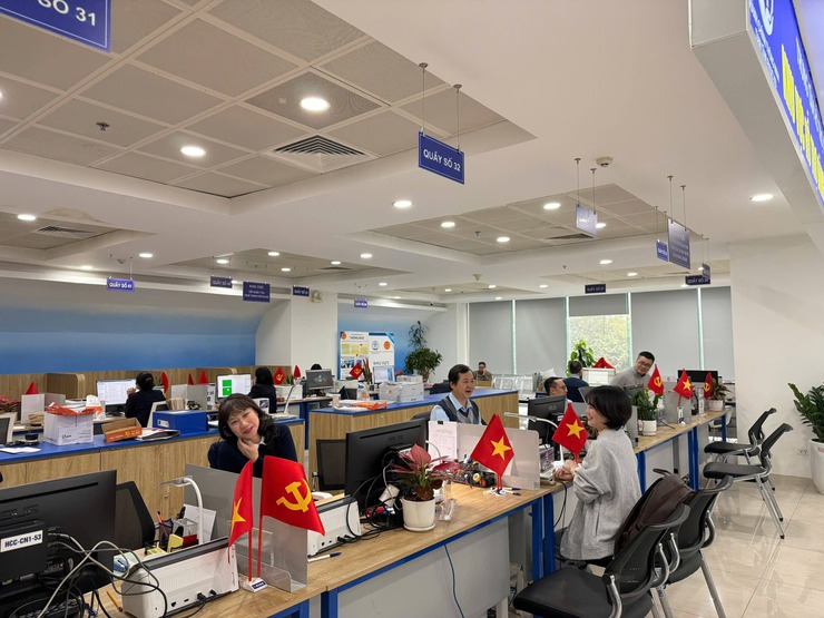 Các Điểm Phục vụ hành chính công rực rỡ sắc cờ chào mừng Đại hội XIV của Đảng- Ảnh 2.