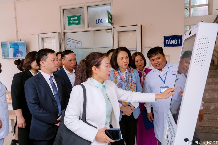 Phường Long Biên ra mắt mô hình Trạm Y tế chuyển đổi số toàn diện- Ảnh 7.