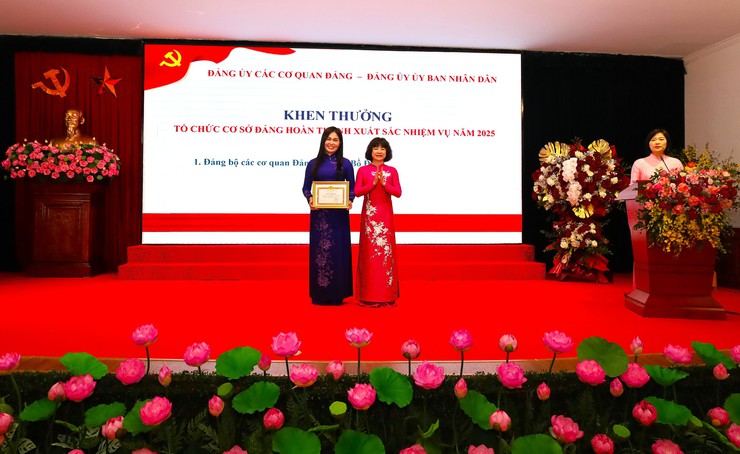 Đảng bộ các cơ quan Đảng và Đảng bộ cơ quan UBND phường Bồ Đề tổng kết công tác năm 2025, phát động phong trào thi đua năm 2026
- Ảnh 6.