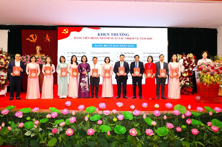 Đảng bộ các cơ quan Đảng và Đảng bộ cơ quan UBND phường Bồ Đề tổng kết công tác năm 2025, phát động phong trào thi đua năm 2026
- Ảnh 8.