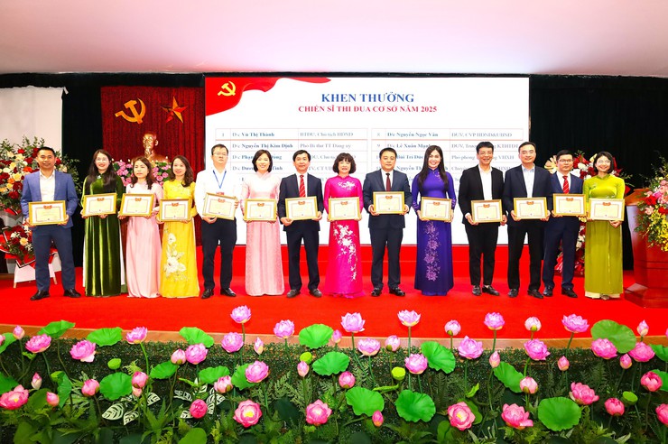 Đảng bộ các cơ quan Đảng và Đảng bộ cơ quan UBND phường Bồ Đề tổng kết công tác năm 2025, phát động phong trào thi đua năm 2026
- Ảnh 7.