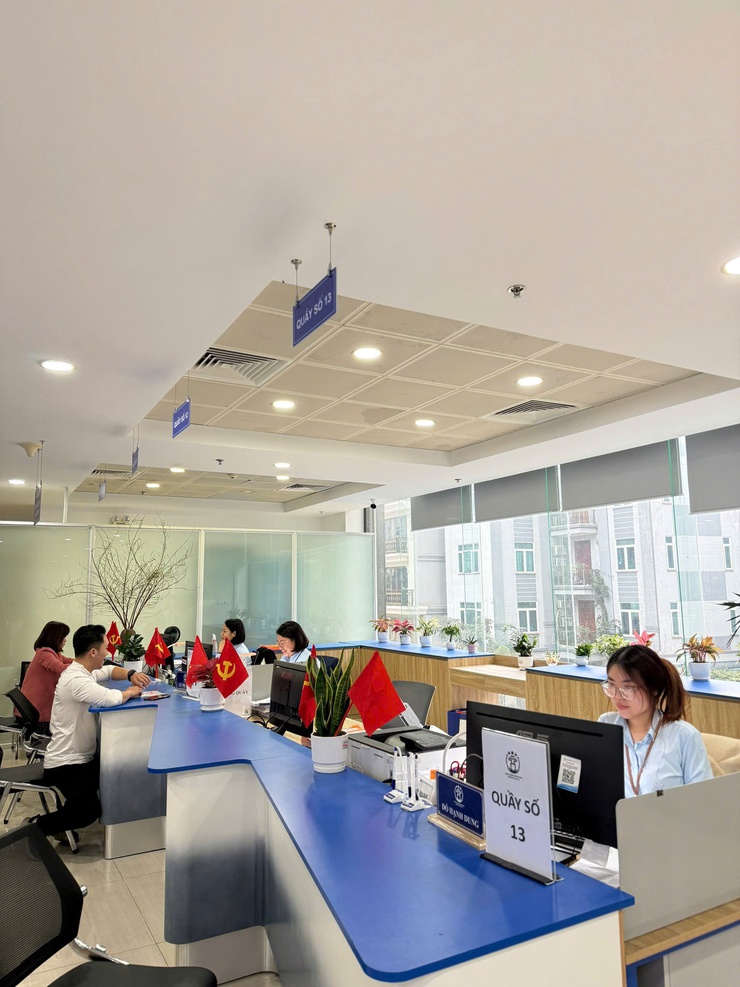 Trung tâm Phục vụ hành chính công thành phố Hà Nội rực rỡ cờ hoa hưởng ứng Chào mừng Đại Hội Đại biểu toàn quốc lần thứ XIV của Đảng cộng sản Việt Nam- Ảnh 9.