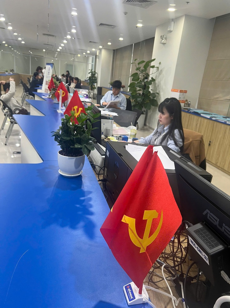 Trung tâm Phục vụ hành chính công thành phố Hà Nội rực rỡ cờ hoa hưởng ứng Chào mừng Đại Hội Đại biểu toàn quốc lần thứ XIV của Đảng cộng sản Việt Nam- Ảnh 4.